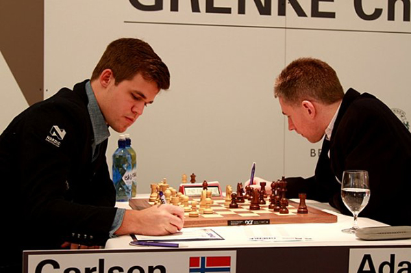 Магнус Карлсен побеждает и захватывает лидерство на Grenke Chess Classic (фото Г. Сулеидиса)
