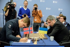 Магнус Карлсен сохраняет лидерство в главном турнире Tata Steel