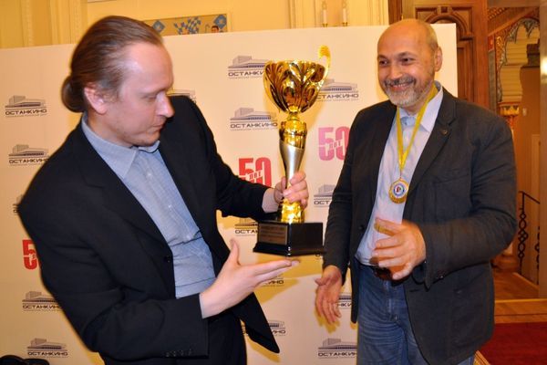 Судья Александр Спичкин вручает Кубок Дмитрию Олейникову