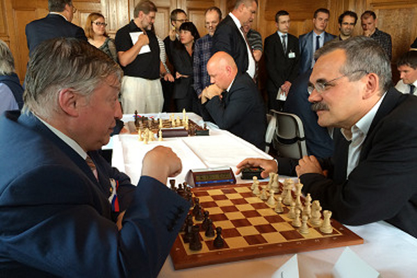 Российские политики обыграли своих швейцарских коллег в шахматы (фото сайта swissinfo.ch)