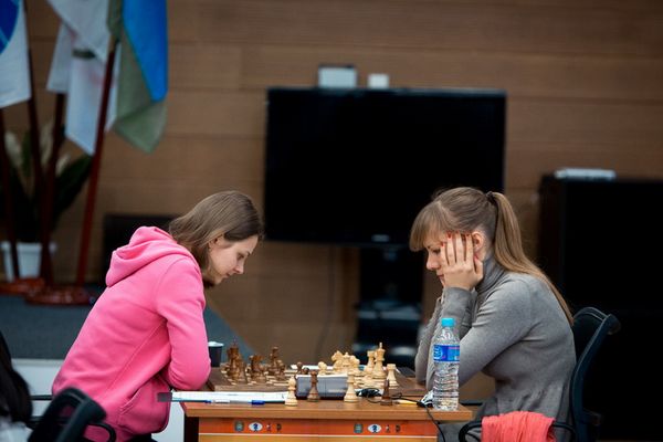 Партия с Анной Музычук завершилась победой россиянки (слева)