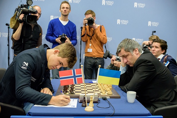 Магнус Карлсен сохраняет лидерство в главном турнире Tata Steel (фото А. Л'Ами)