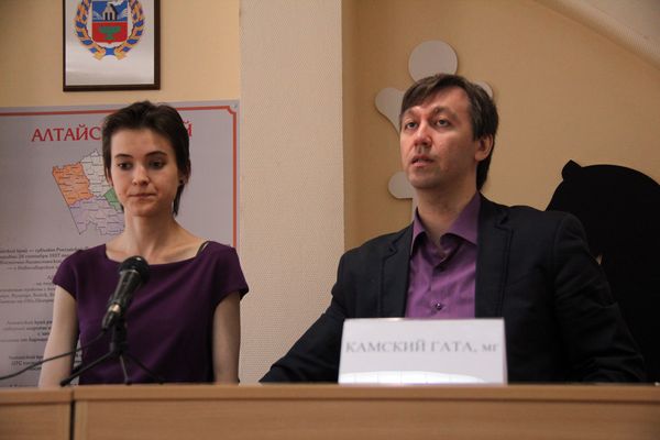 Гроссмейстеры Вера Небольсина и Гата Камский на пресс-конференции