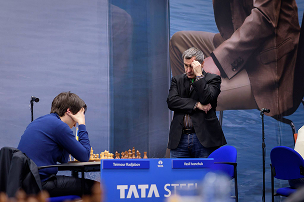 Василий Иванчук сохраняет лидерство в главном турнире Tata Steel (фото А. Л'Ами)