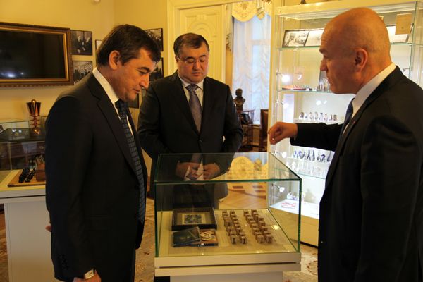 Алишер Султанов, Бахтиер Фазылов и Андрей Филатов в Музее шахмат 