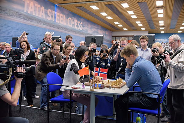 Магнус Карлсен догнал Василия Иванчука в главном турнире Tata Steel (фото А. Л'Ами)