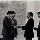 Хуан Антонио Самаранч вручает Олимпийскую награду Анатолию Карпову