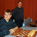 Студент СГСЭУ, игрок «Экономиста» Евгений Томашевский, наблюдает директор турнира Алексей Ветров.