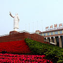 Великий кормчий указывает путь. 30-метровый памятник Мао Цзэдуну на главной площади города Тянфу