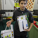 Лучшему юному шахматисту - Альберту Денисову - достался в подарок планшет от Благотворительного фонда Елены и Геннадия Тимченко