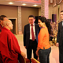 Хампи Конеру здоровается с государственным оракулом Тибета, который прибыл в Сочи по приглашению Кирсана Илюмжинова
