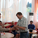 Александр Иванов вручает сертификаты слушателям курсов повышения тренерской квалификации