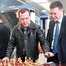 Дмитрий Медведев и Кирсан Илюмжинова сражаются против искусственного интеллекта