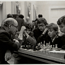 Давид Бронштейн с юными шахматистами