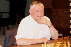 Karpov Defeats Svehnikov in a Match