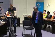 Мировой рекордсмен по игре вслепую провел сеанс на фестивале в Сочи