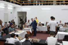 Анатолий Карпов провел сеанс одновременной игры в Махачкале