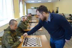 Гроссмейстер Максим Чигаев дал сеанс одновременной игры военным из Азии