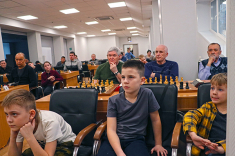 Известные гроссмейстеры провели сеансы одновременной игры в Барнауле и Тальменке