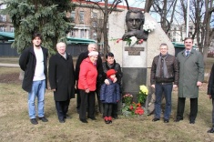 Евгений Свешников и Нона Гаприндашвили возложили цветы к памятнику Михаила Таля