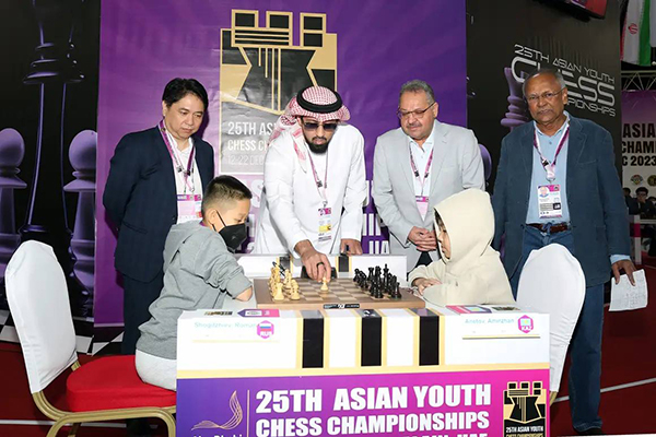 В один из дней гостем турнира стал шейх Султан бен Халифа Аль Нахайян, президент Азиатской шахматной федерации