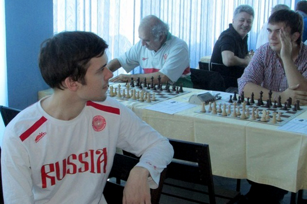 Владимир Федосеев лидирует на турнире в честь Александра Захарова (фото В. Папина)