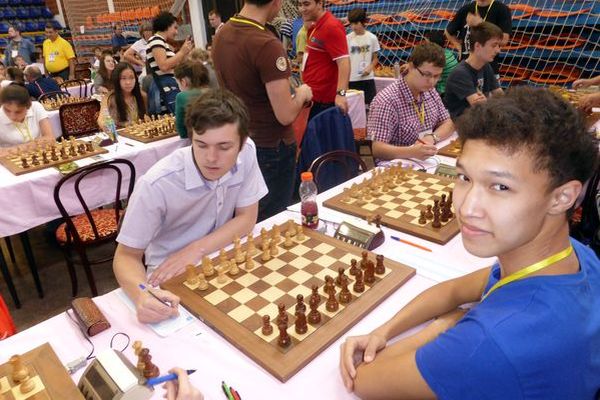 На первом столе в турнире старших юношей Владимир Федосеев победил Дарсена Санджаева