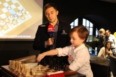 Миша Осипов сразился в Москве с шахматным роботом