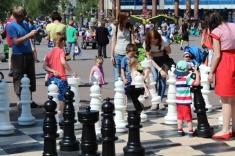Турнир шахматных семей состоялся на центральной площади Ханты-Мансийска
