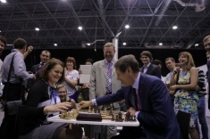 Александр Жуков сыграл в блиц с лучшей шахматисткой Новосибирска