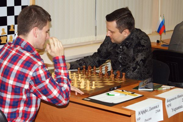 Даннил Юффа играет белыми против украинского мастера Николая Бирюкова