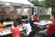 Во Владивостоке продолжает работать шахматная площадка