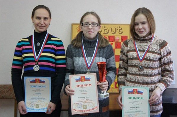 Зоя Никитина (2 место), Юлия Деменьтева (1 место) и Мария Мигутина (3 место)