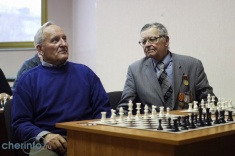 Grandmaster Alexander Rakhmanov Helps Cherepovets Seniors Learn Chess