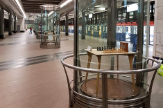 На станции метро "Воробьевы горы" открылась выставка «История игры в шахматных комплектах»