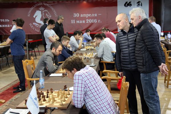 Андрей Филатов и Геннадий Тимченко наблюдают за партиями командного чемпионата России