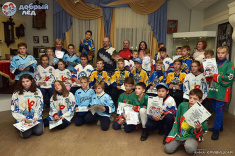 Участники Кубка «Добрый лёд» в Ангарске сыграли в сеансе с Дмитрием Оболенских