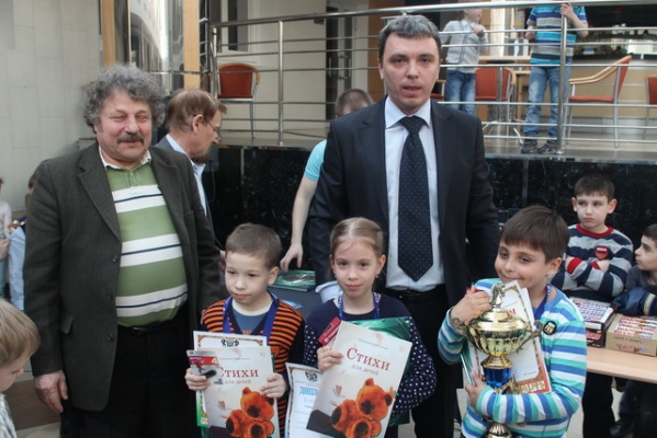 Победителей награждают президент Тюменской шахматной федерации Г.Шантуров и гроссмейстер Е.Прокопчук