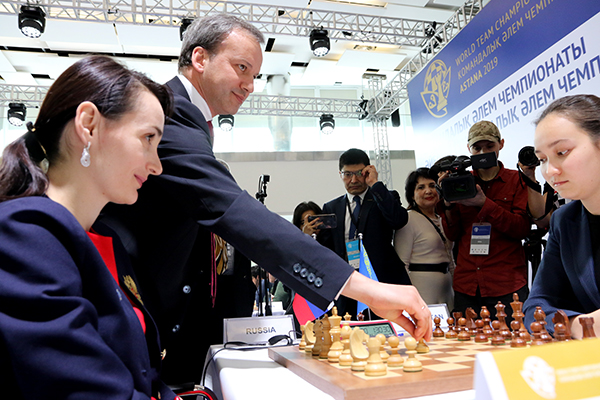 FIDE President Arkady Dvorkovich made the first symbolic move in the game K. Lagno - Z. Abdumalik (Photo: Eteri Kublashvili)
