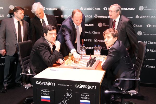 RCF Vice-President Andrey Guryev makes the first symbolic move in the game Kramnik - Karjakin 
