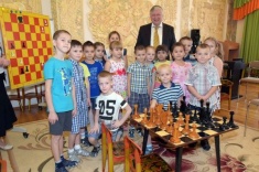 Анатолий Карпов открыл шахматный клуб в поселке Боровом Тюменской области