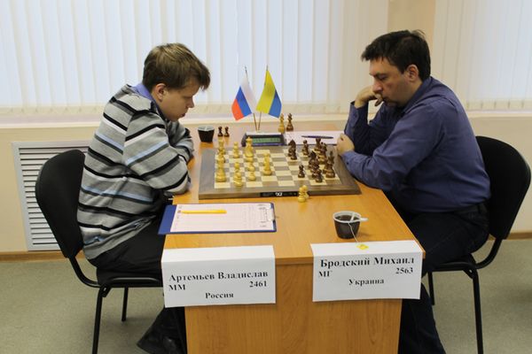 Владислав Артемьев играет против тренера женской сборной Украины Михаила Бродского
