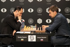 Сергей Карякин удерживает лидерство на турнире претендентов