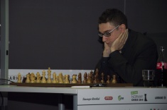 В первом туре Norway Chess побеждает Фабиано Каруана