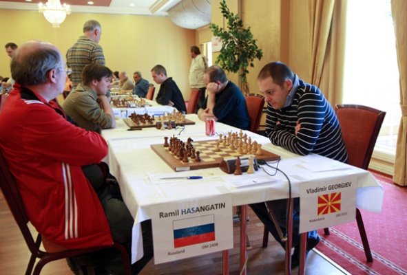 Поединок Георгиев-Хасангатин (фото сайта www.chess-news.ru)