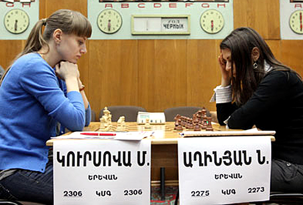 Мария Курсова сражается с Нелли Агинян (фото сайта www.chessfed.am)