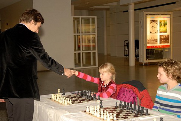 Сергей Карякин и юная участница сеанса (фото www.chessbase.com)