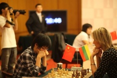 Хоу Ифань победила в схватке двух шахматных королев
