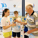 Бронзовый призер Владимир Сучков подарил свой кубок Раяне Гибадуллиной, которую обошел в матче за третье место
