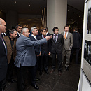 Легендарный Рафаэл Ваганян показывает Президенту Армении экспозицию, посвященную Тиграну Петросяну